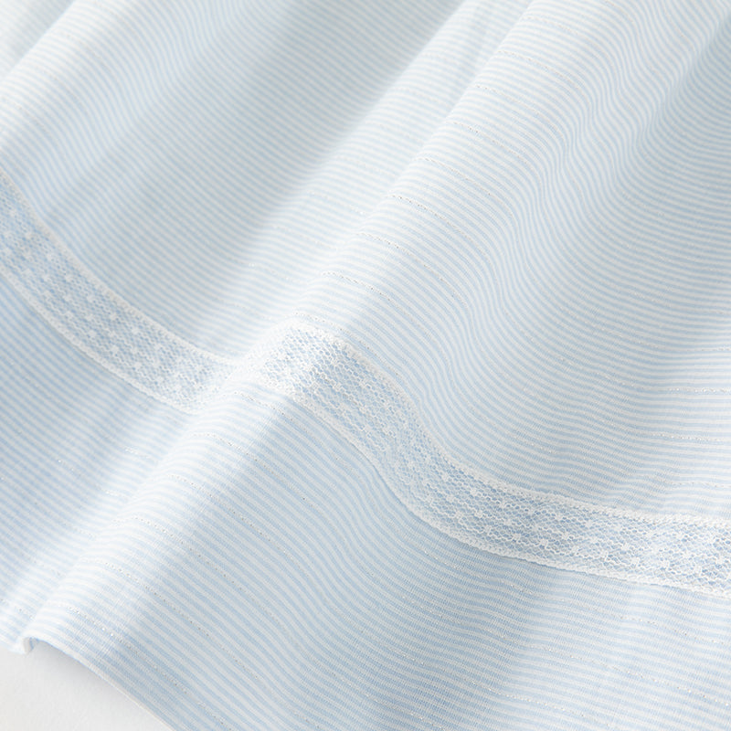 فستان بنات صيفي مخطط بالأزرق والأبيض بأسلوب أميرة، بأكمام منفوشة وإطلالة يومية