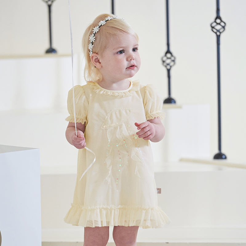 فستان صيفي للبنات الصغيرات من التول باللون الأصفر مزين برسمة قناديل البحر