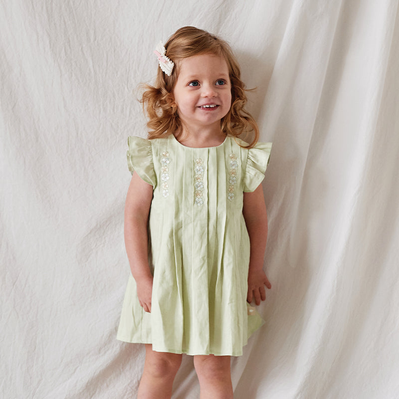 فستان بنات صيفي أخضر من القطن والكتان بأسلوب يومي مع تصميم بثنيات