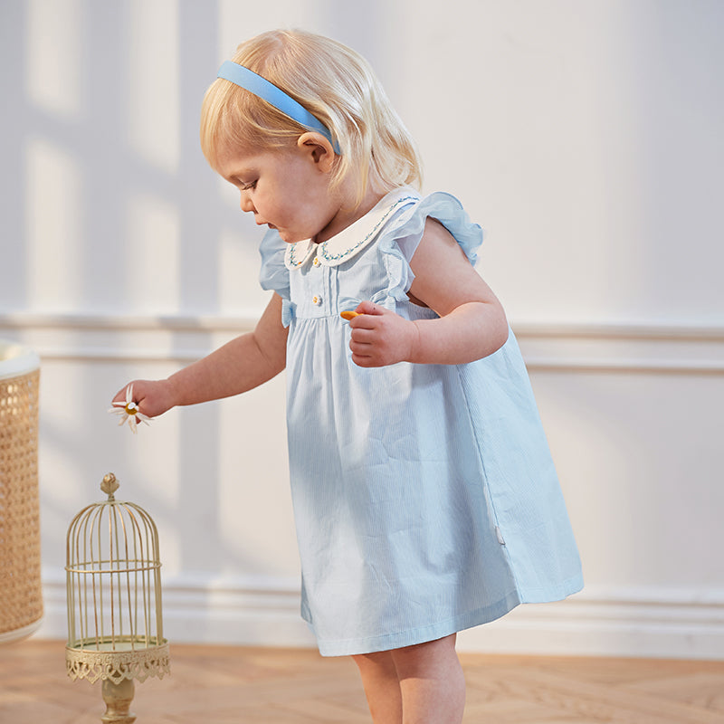 فستان بنات صيفي مخطط بالأزرق والأبيض بأكمام صغيرة مزخرفة بأسلوب يومي