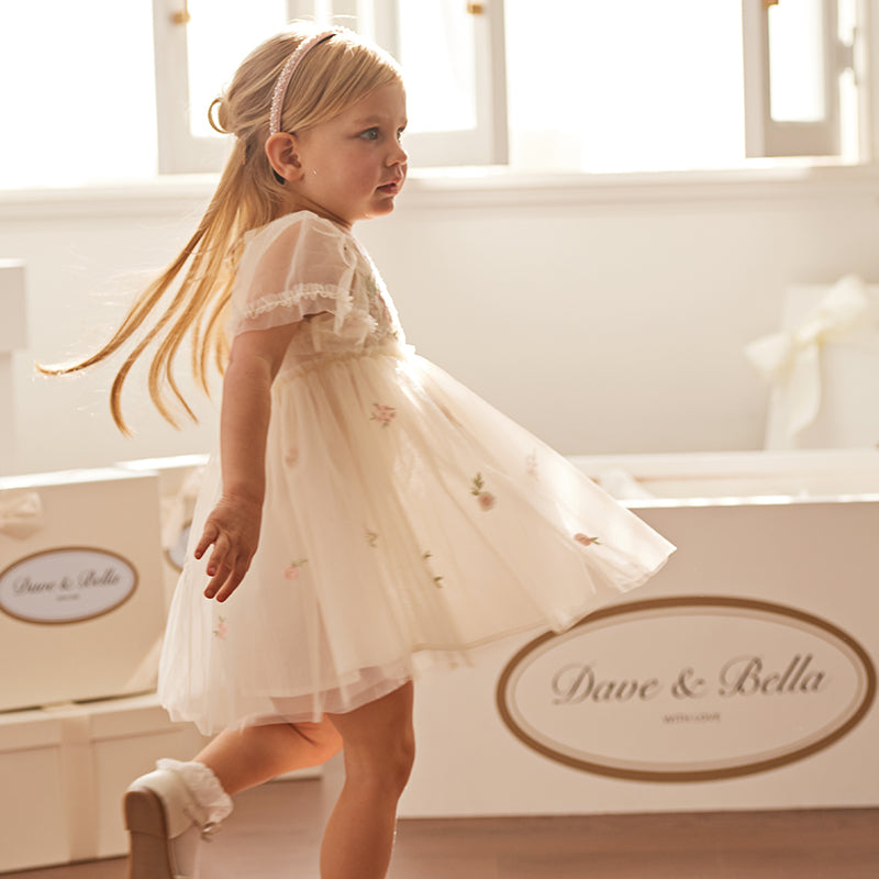 فستان صيفي للبنات الصغيرات من التول الأبيض/الوردي مزين بتطريز زهور بتصميم أميري