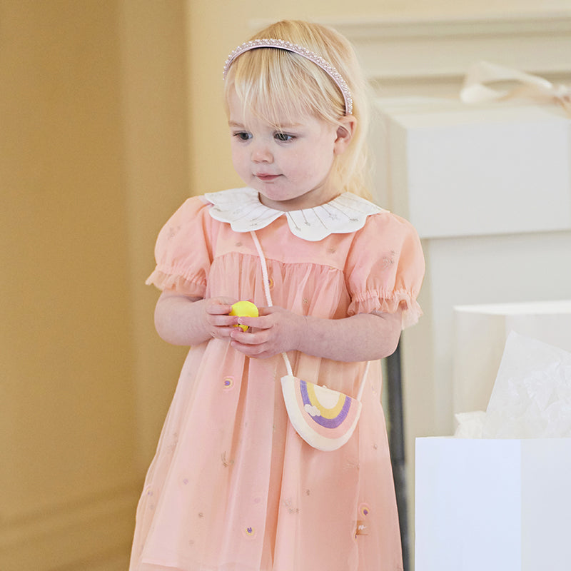 فستان صيفي للبنات الصغيرات من التول الوردي مع تطريز طفولي (يشمل حقيبة كروس)
