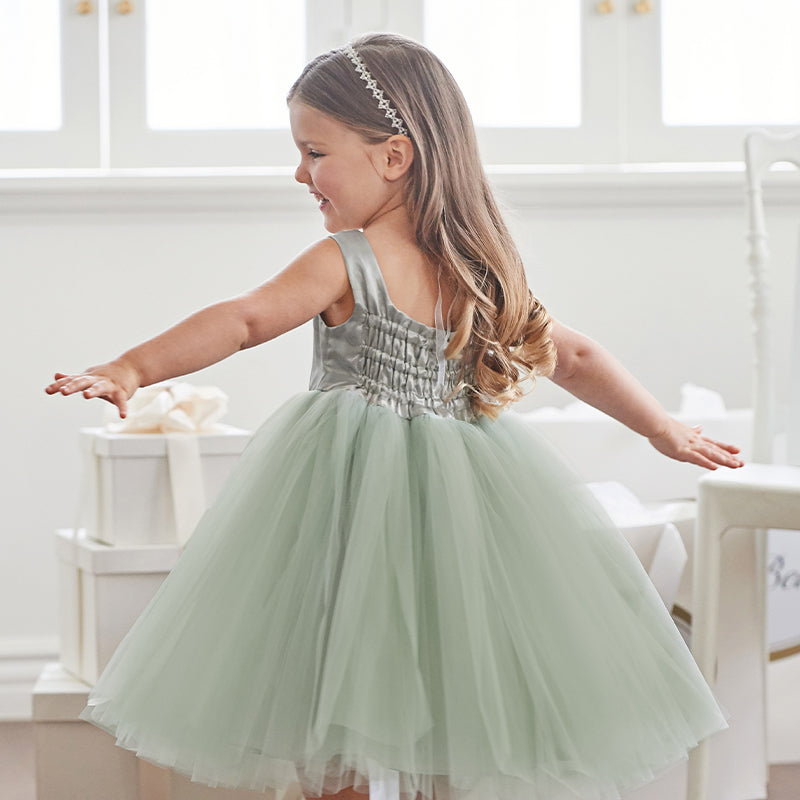 فستان صيفي للبنات الصغيرات بدون أكمام من التول باللون الأخضر على شكل أميرة