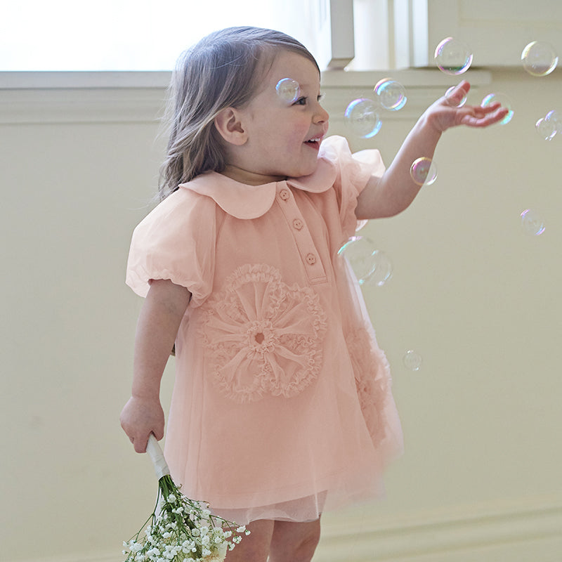 فستان بنات صيفي من التول باللون الوردي بتصميم لطيف