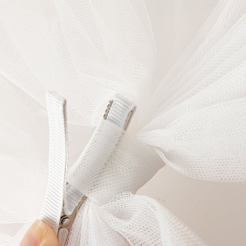 فستان بنات صيفي من التول أبيض فاتح مزين ببندلة فراشة شبكية قابلة للإزالة تصميم أميري(متضمن إكسسوار شعر)