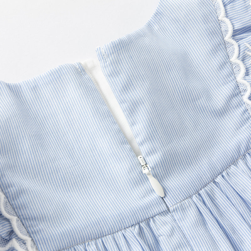 فستان بنات صيفي من القطن باللون الأزرق الفاتح مع خطوط مخططة بأسلوب عطلة