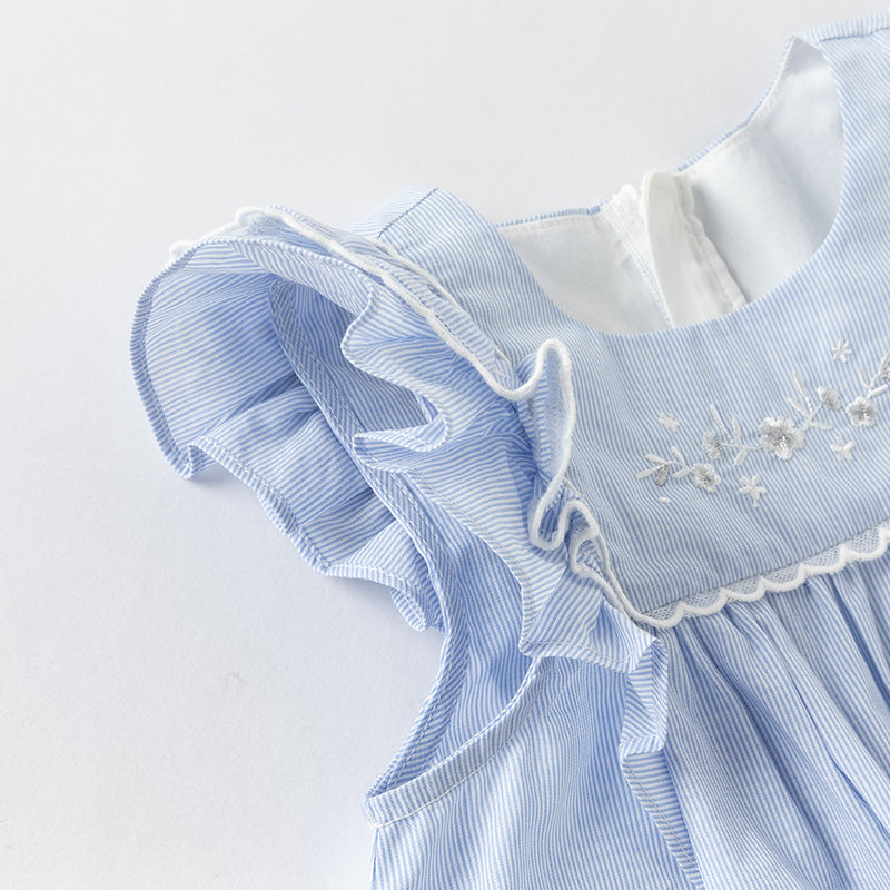 فستان بنات صيفي من القطن باللون الأزرق الفاتح مع خطوط مخططة بأسلوب عطلة