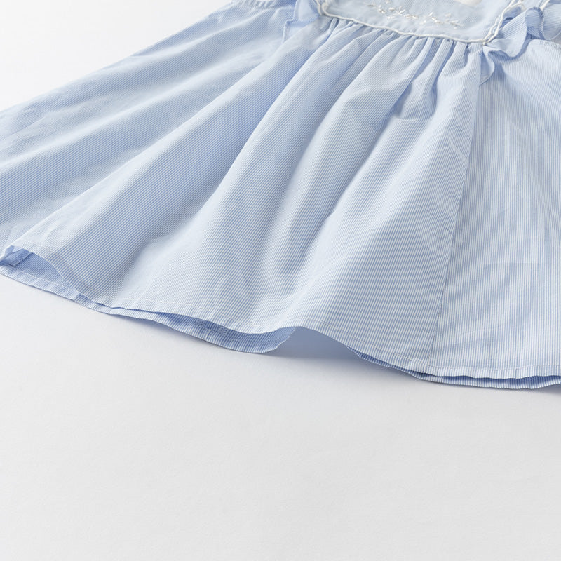 فستان بنات صيفي من القطن باللون الأزرق الفاتح مع خطوط مخططة بأسلوب عطلة