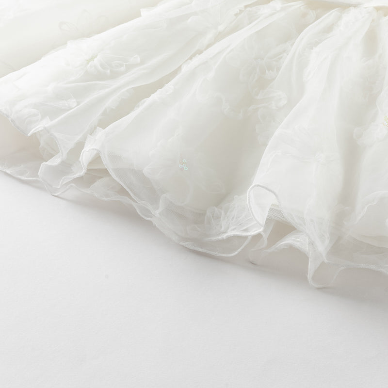 فستان بنات صيفي من التول باللون الأبيض مزين بتطريز زهور ثلاثية الأبعاد مع لمسات من الترتر بأسلوب أميرة