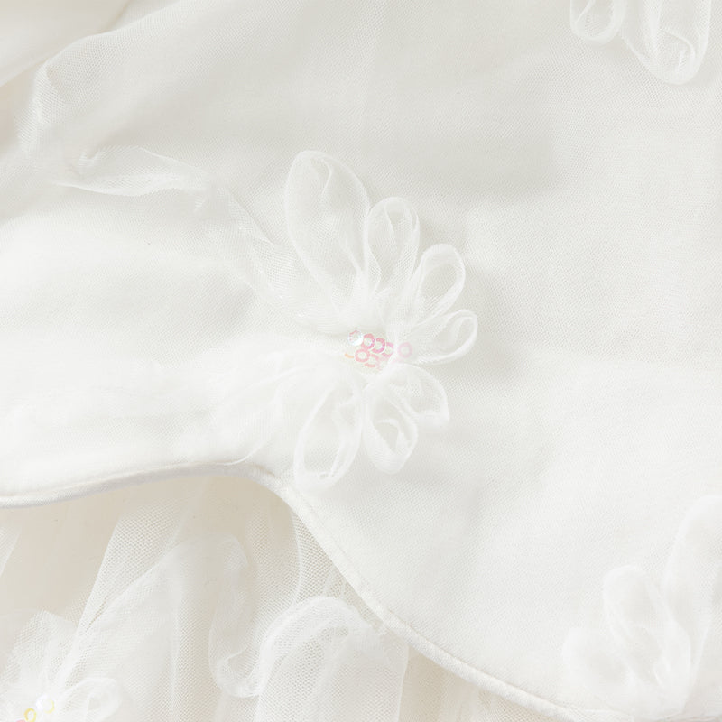 فستان بنات صيفي من التول باللون الأبيض مزين بتطريز زهور ثلاثية الأبعاد مع لمسات من الترتر بأسلوب أميرة