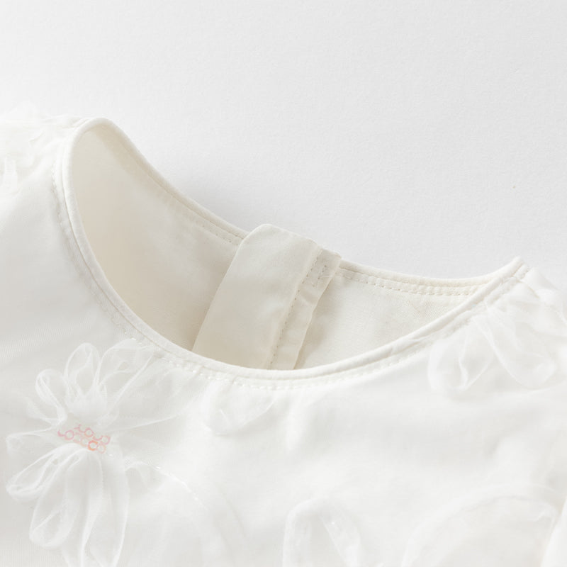 فستان بنات صيفي من التول باللون الأبيض مزين بتطريز زهور ثلاثية الأبعاد مع لمسات من الترتر بأسلوب أميرة