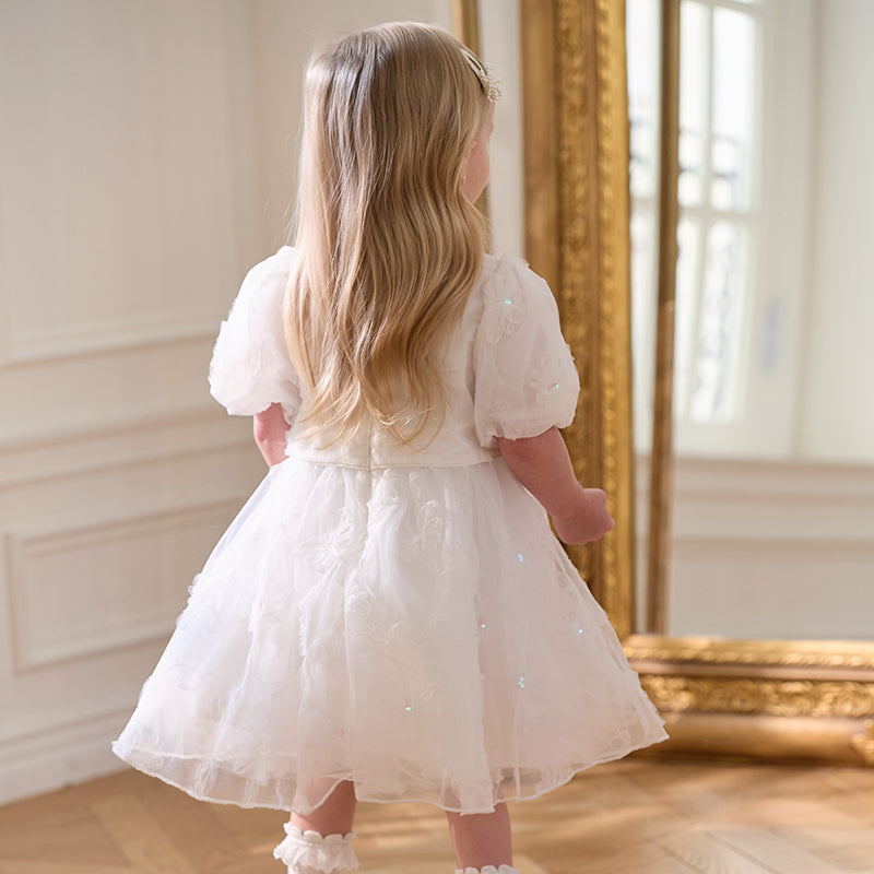 فستان بنات صيفي من التول باللون الأبيض مزين بتطريز زهور ثلاثية الأبعاد مع لمسات من الترتر بأسلوب أميرة