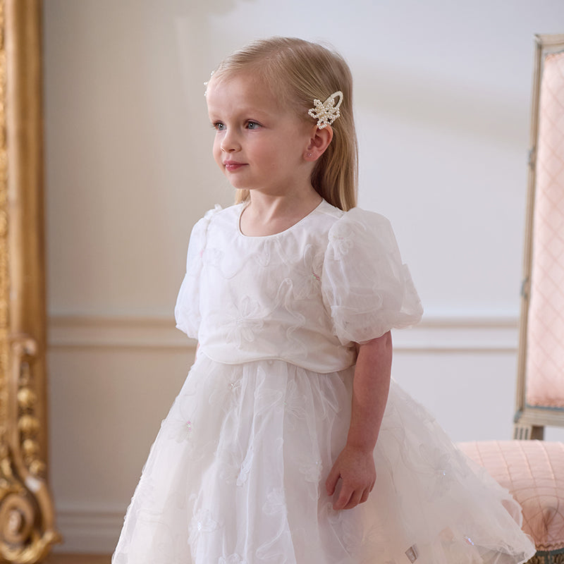 فستان بنات صيفي من التول باللون الأبيض مزين بتطريز زهور ثلاثية الأبعاد مع لمسات من الترتر بأسلوب أميرة