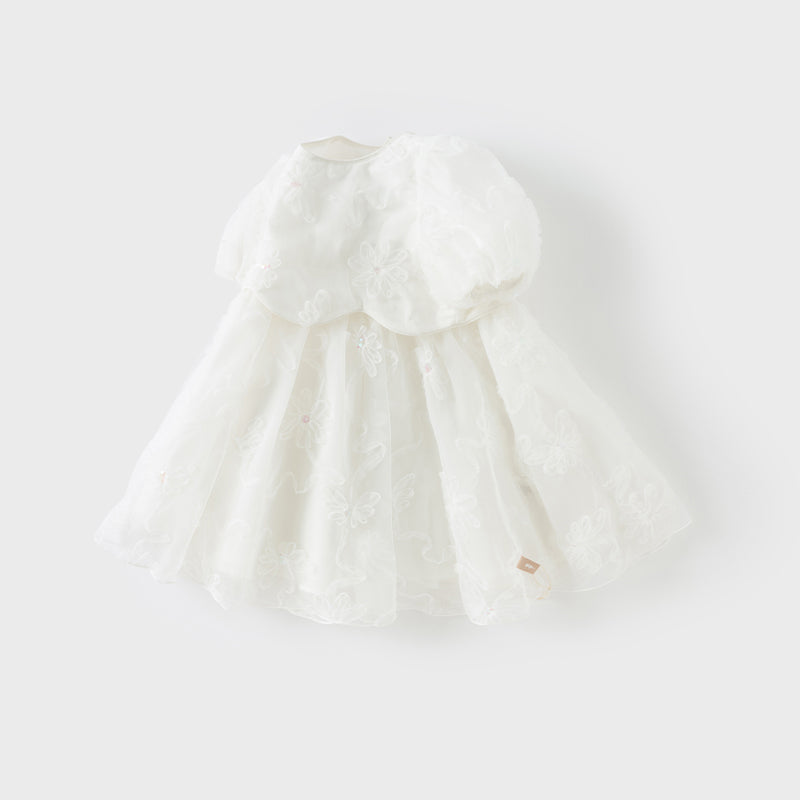 فستان بنات صيفي من التول باللون الأبيض مزين بتطريز زهور ثلاثية الأبعاد مع لمسات من الترتر بأسلوب أميرة