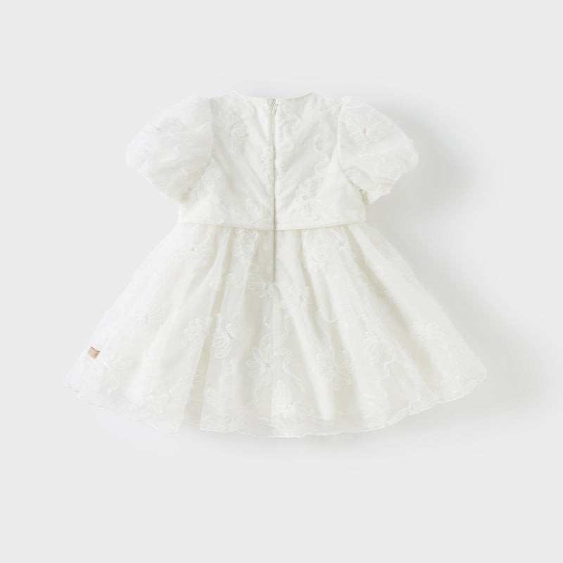 فستان بنات صيفي من التول باللون الأبيض مزين بتطريز زهور ثلاثية الأبعاد مع لمسات من الترتر بأسلوب أميرة