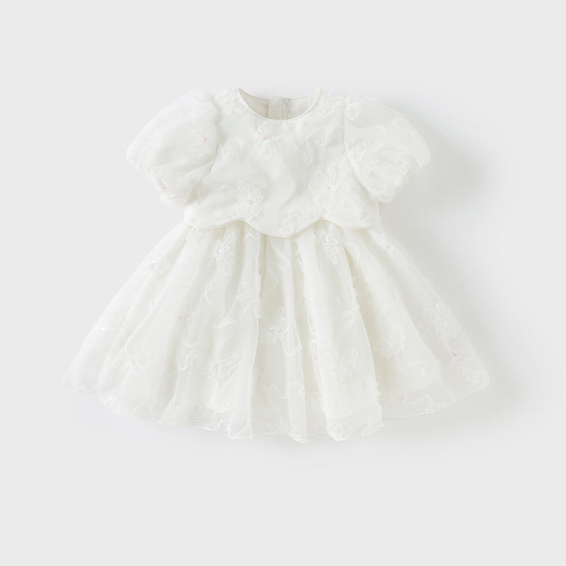 فستان بنات صيفي من التول باللون الأبيض مزين بتطريز زهور ثلاثية الأبعاد مع لمسات من الترتر بأسلوب أميرة