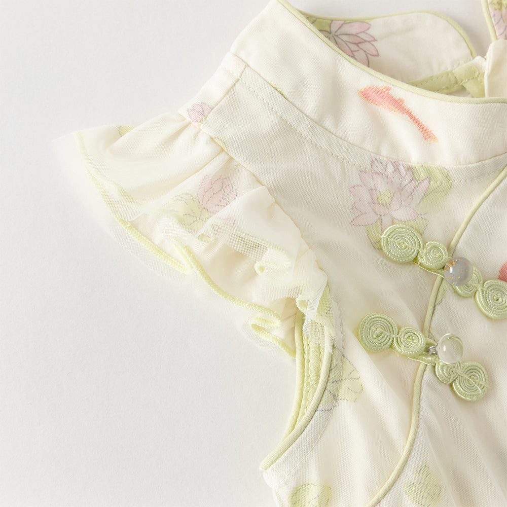 فستان بنات صيفي أخضر بياقة تشيباو وأكمام كاب بطبعة اللوتس وأسماك كوي بأسلوب صيني