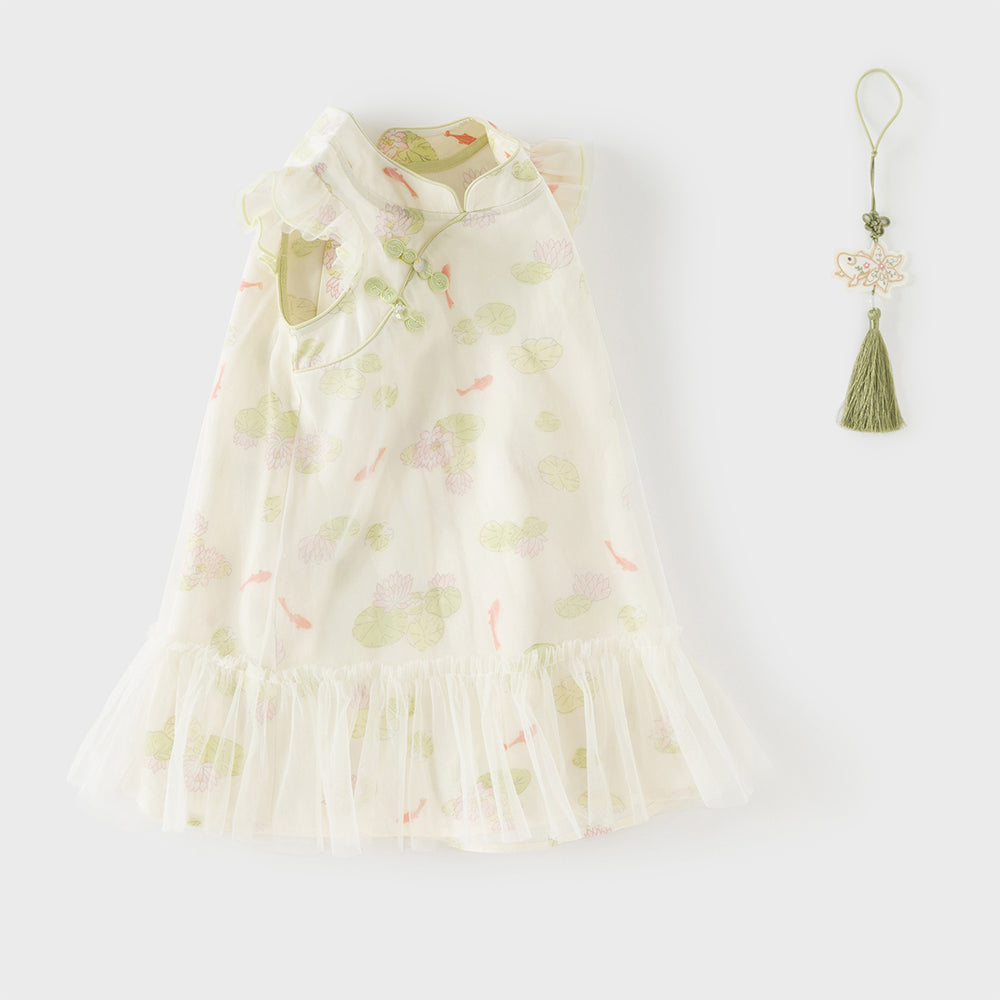 فستان بنات صيفي أخضر بياقة تشيباو وأكمام كاب بطبعة اللوتس وأسماك كوي بأسلوب صيني