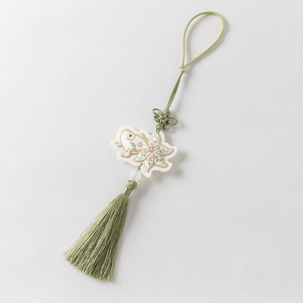 فستان بنات صيفي أخضر بياقة تشيباو وأكمام كاب بطبعة اللوتس وأسماك كوي بأسلوب صيني