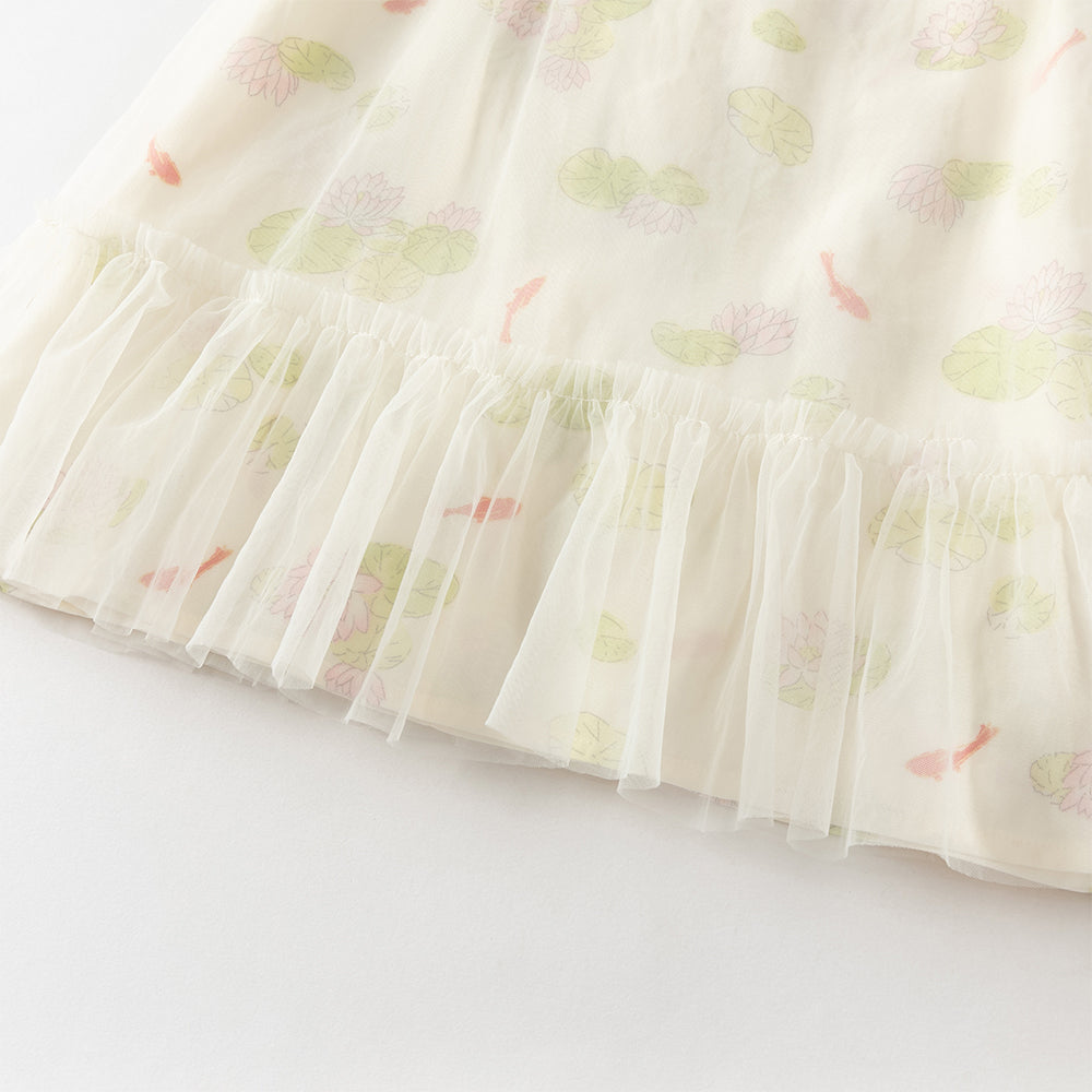 فستان بنات صيفي أخضر بياقة تشيباو وأكمام كاب بطبعة اللوتس وأسماك كوي بأسلوب صيني