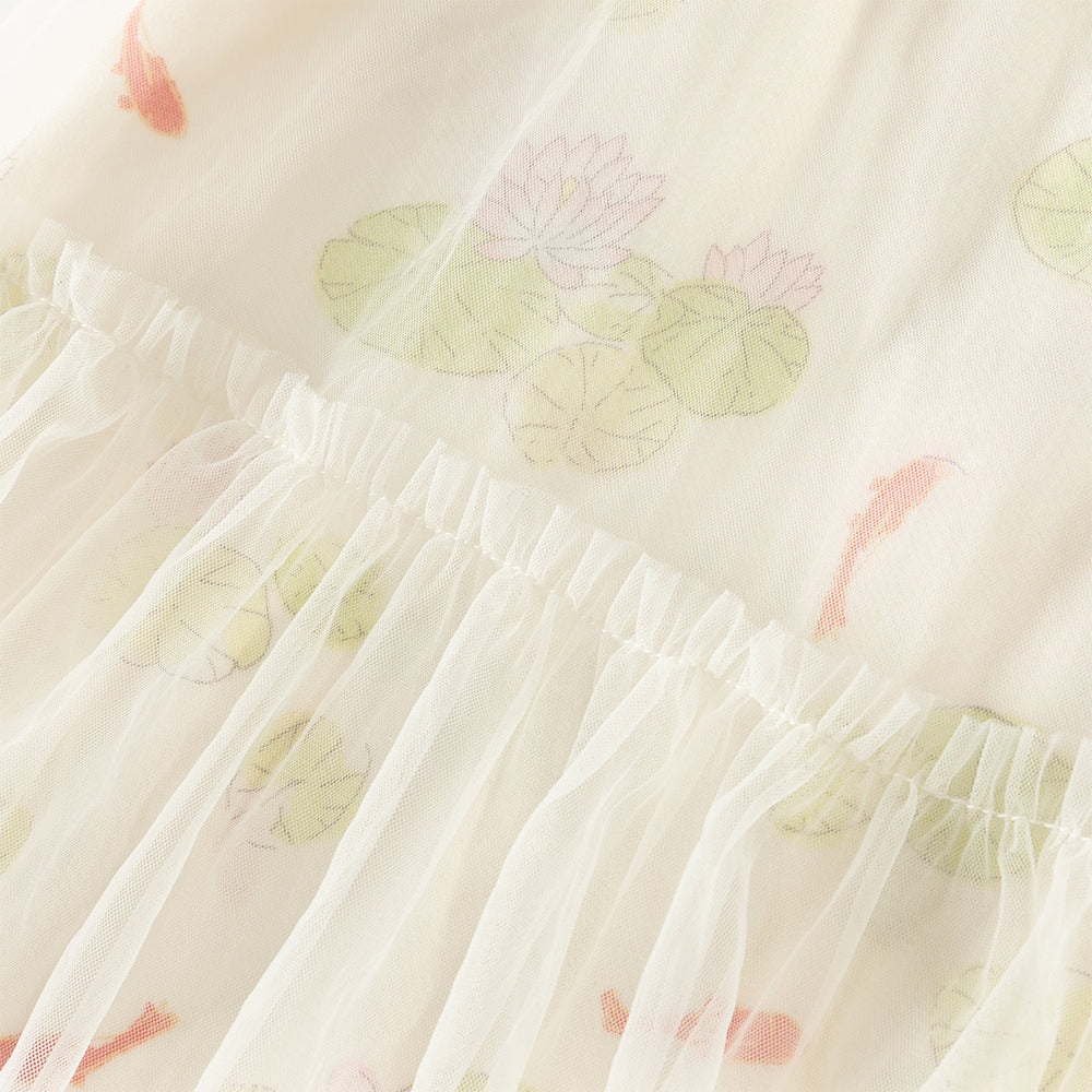 فستان بنات صيفي أخضر بياقة تشيباو وأكمام كاب بطبعة اللوتس وأسماك كوي بأسلوب صيني