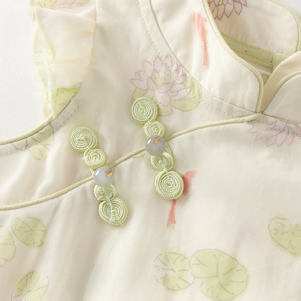 فستان بنات صيفي أخضر بياقة تشيباو وأكمام كاب بطبعة اللوتس وأسماك كوي بأسلوب صيني