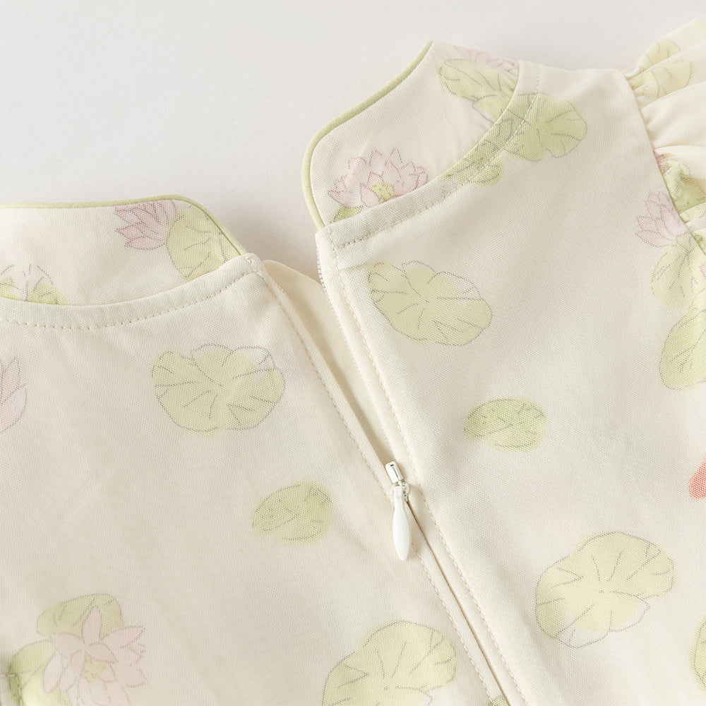 فستان بنات صيفي أخضر بياقة تشيباو وأكمام كاب بطبعة اللوتس وأسماك كوي بأسلوب صيني