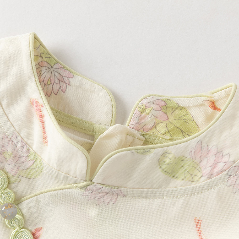 فستان بنات صيفي أخضر بياقة تشيباو وأكمام كاب بطبعة اللوتس وأسماك كوي بأسلوب صيني