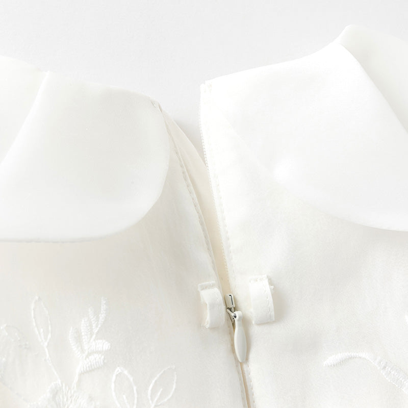 فستان أميرة شبكي بدون أكمام مع فراشات حالمة باللون الأبيض لفتيات صغيرات في الصيف