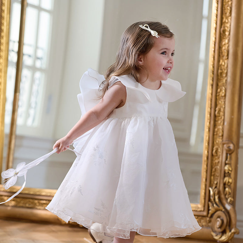 فستان أميرة شبكي بدون أكمام مع فراشات حالمة باللون الأبيض لفتيات صغيرات في الصيف