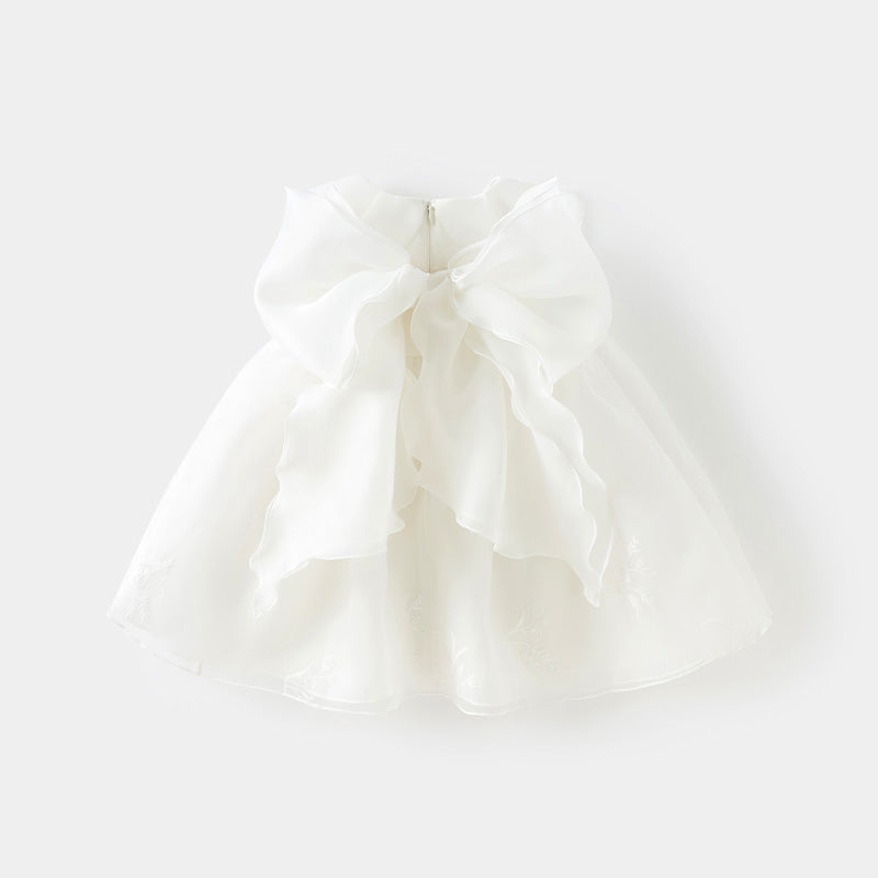 فستان أميرة شبكي بدون أكمام مع فراشات حالمة باللون الأبيض لفتيات صغيرات في الصيف