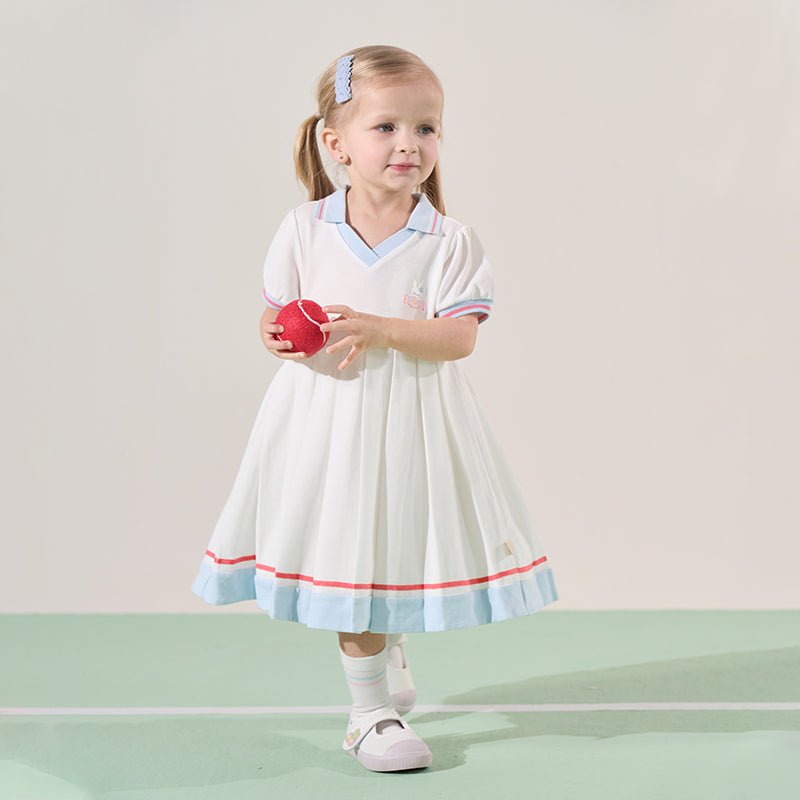 فستان بنات صيفي أبيض بياقة بولو، أسلوب رياضي