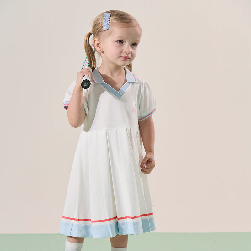 فستان بنات صيفي أبيض بياقة بولو، أسلوب رياضي