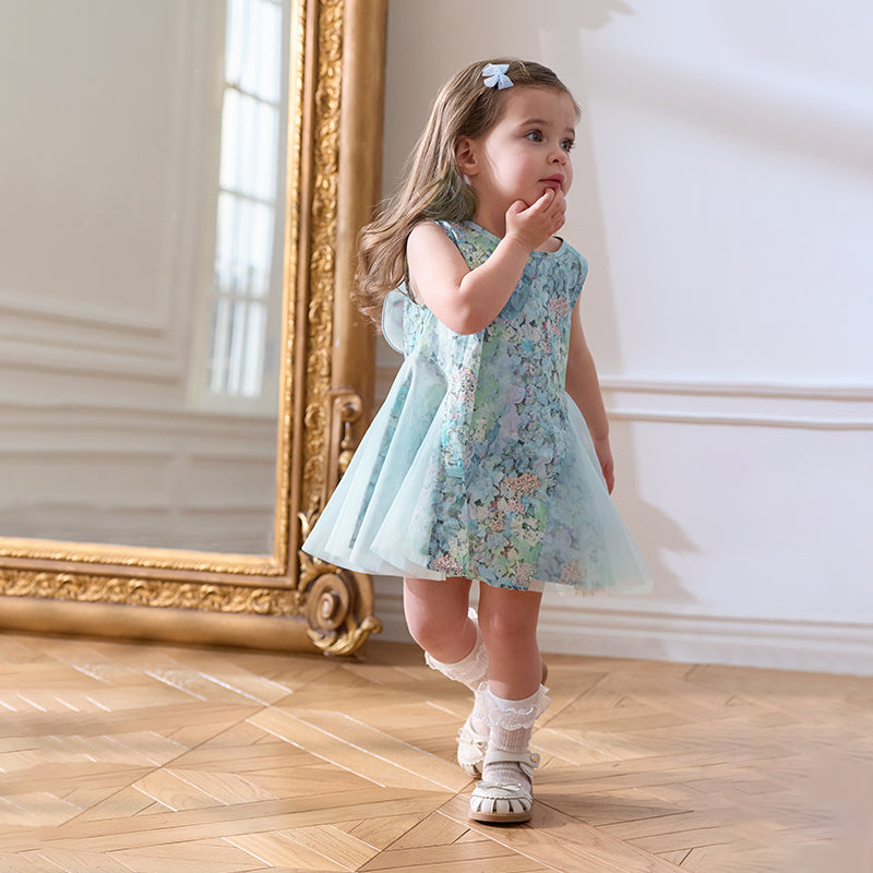 فستان صيفي للبنات الصغيرات بدون أكمام باللون الأزرق الأنيق مع طبعة زهور ومزيج من التول