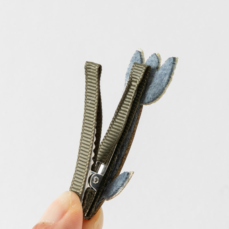 طقم مشابك شعر للبنات الصغيرات – 4 تصاميم (آيس كريم / زهور / أقحوان / نحلة) إكسسوارات شعر قماشية مع لمسات لامعة للأطفال