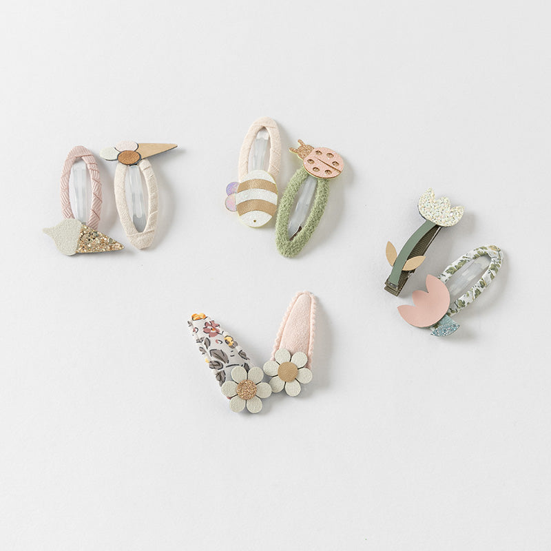 طقم مشابك شعر للبنات الصغيرات – 4 تصاميم (آيس كريم / زهور / أقحوان / نحلة) إكسسوارات شعر قماشية مع لمسات لامعة للأطفال