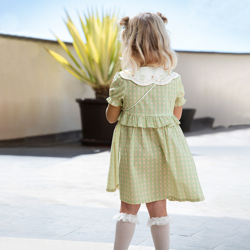 فستان بنات صيفي من القطن الخالص بنقشة مربعات خضراء مع أكمام منفوشة (يشمل حقيبة كروس بودي)