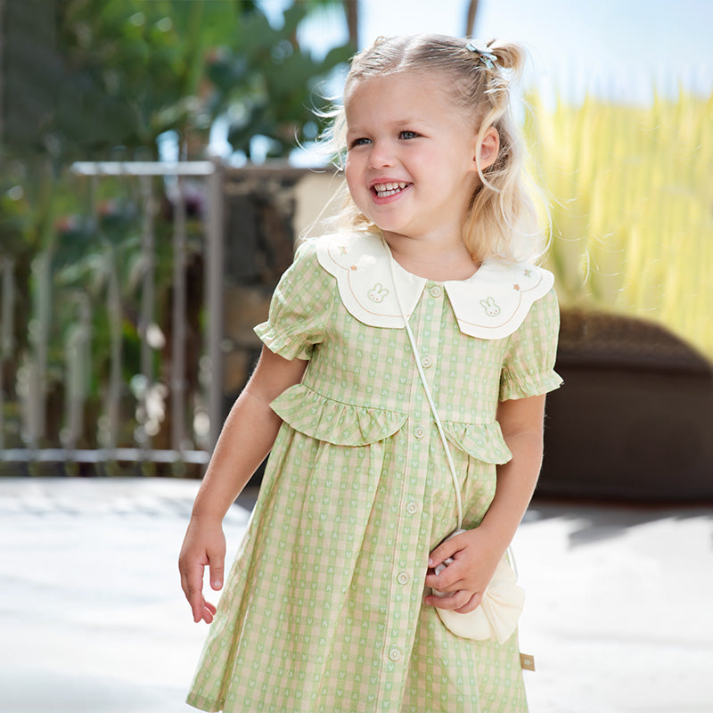فستان بنات صيفي من القطن الخالص بنقشة مربعات خضراء مع أكمام منفوشة (يشمل حقيبة كروس بودي)