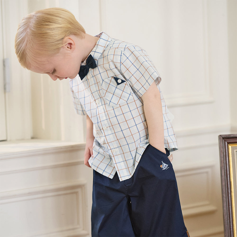 طقم صيفي رسمي للأولاد الصغار بنقشة مربعات زرقاء وأكمام قصيرة بأسلوب جامعي كلاسيكي