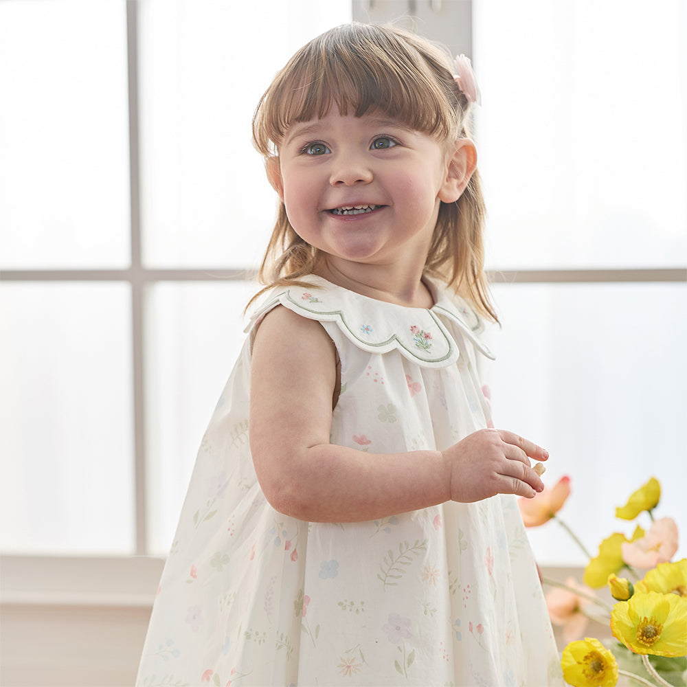 فستان بنات صيفي بدون أكمام بطبعة زهور وياقة بيتر بان بتصميم حافة منتفخة بأسلوب لطيف