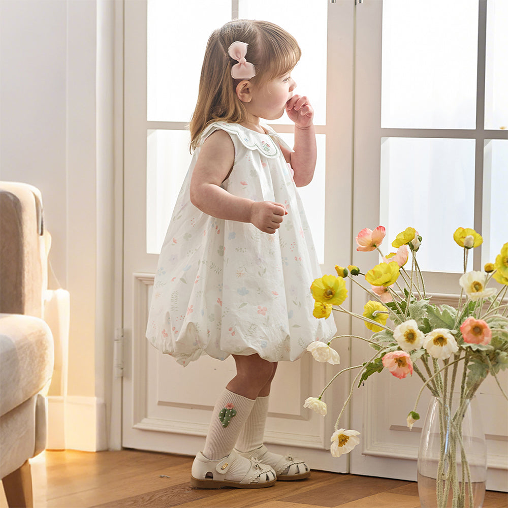 فستان بنات صيفي بدون أكمام بطبعة زهور وياقة بيتر بان بتصميم حافة منتفخة بأسلوب لطيف