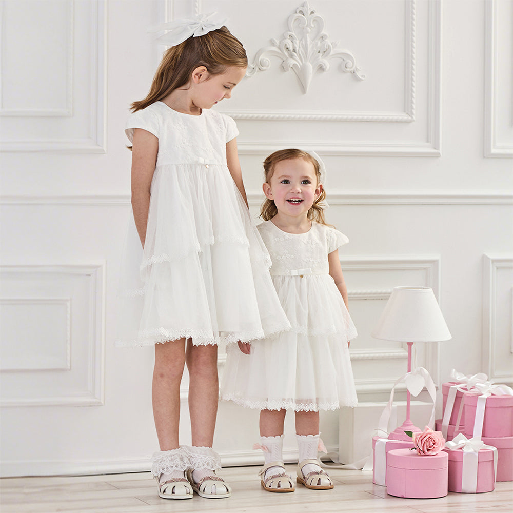 فستان بنات صيفي أبيض من التول بتطريز زهور وأكمام قصيرة (مع مشبك شعر بفيونكة متطابقة)