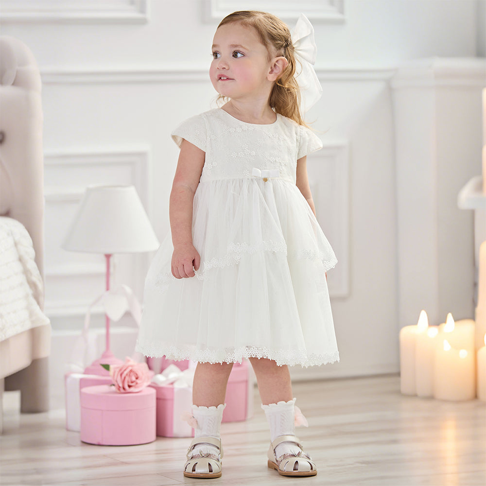 فستان بنات صيفي أبيض من التول بتطريز زهور وأكمام قصيرة (مع مشبك شعر بفيونكة متطابقة)