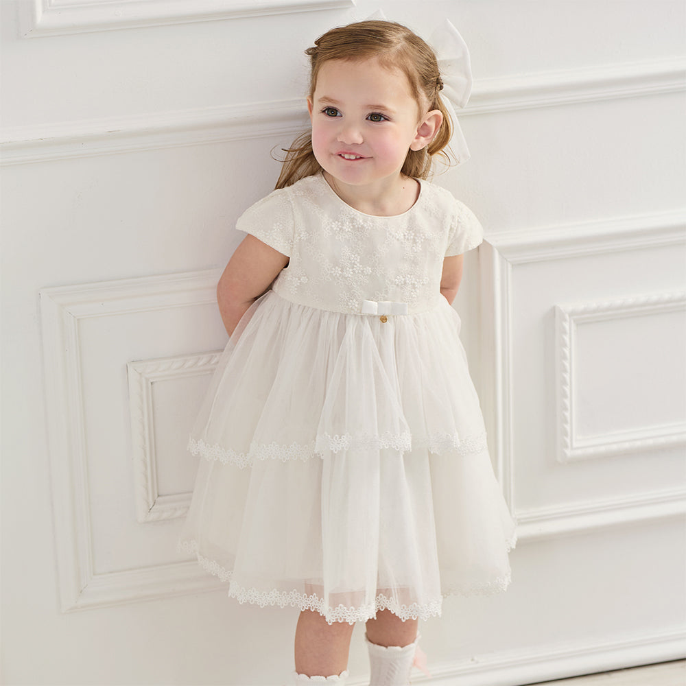 فستان بنات صيفي أبيض من التول بتطريز زهور وأكمام قصيرة (مع مشبك شعر بفيونكة متطابقة)