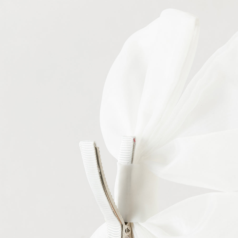 فستان بنات صيفي أبيض من التول بتطريز زهور وأكمام قصيرة (مع مشبك شعر بفيونكة متطابقة)