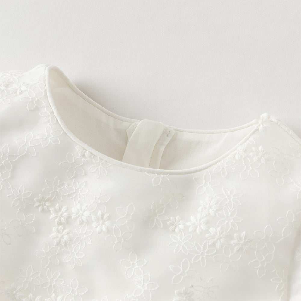 فستان بنات صيفي أبيض من التول بتطريز زهور وأكمام قصيرة (مع مشبك شعر بفيونكة متطابقة)