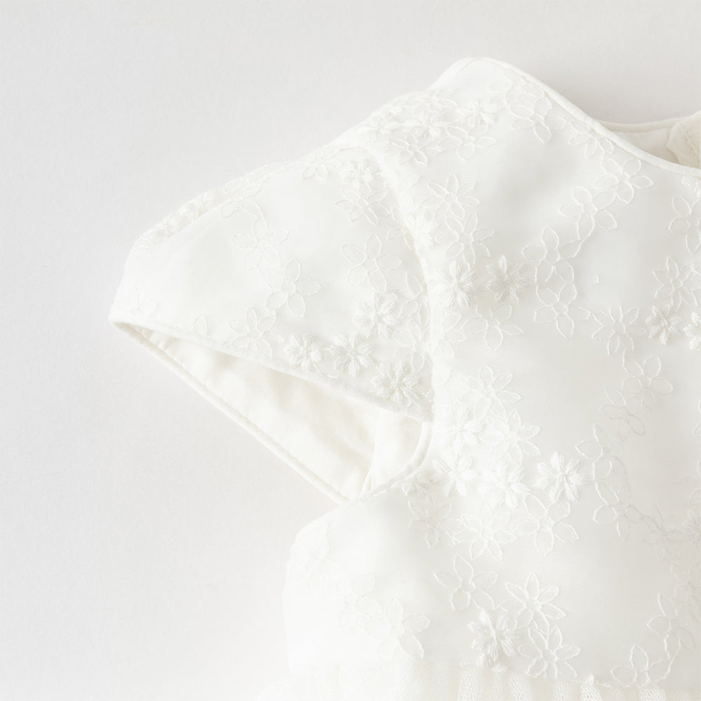 فستان بنات صيفي أبيض من التول بتطريز زهور وأكمام قصيرة (مع مشبك شعر بفيونكة متطابقة)