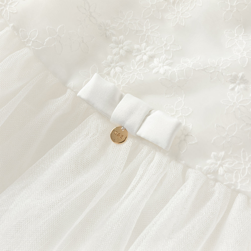 فستان بنات صيفي أبيض من التول بتطريز زهور وأكمام قصيرة (مع مشبك شعر بفيونكة متطابقة)