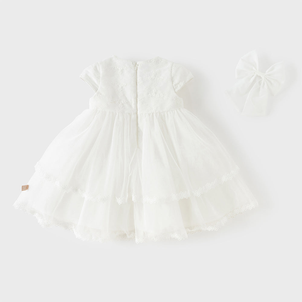 فستان بنات صيفي أبيض من التول بتطريز زهور وأكمام قصيرة (مع مشبك شعر بفيونكة متطابقة)