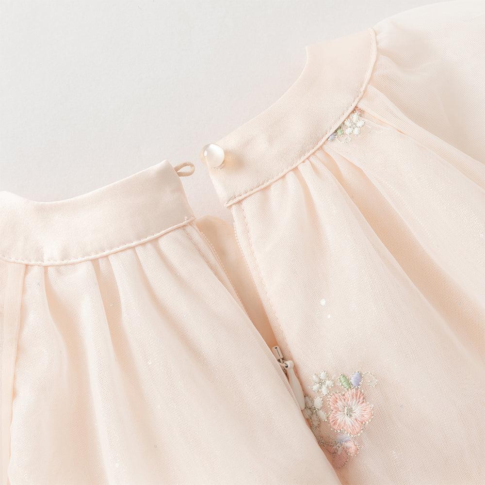 فستان بنات صيفي من التول بلون بيج ووردي فاتح بياقة تشيباو وأكمام قصيرة مع تطريز زهور بأسلوب أميرة